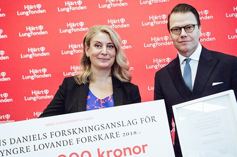 Prins Daniel delar ut check och forskningsanslag till forskare.