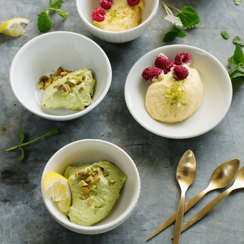 Snabb mangoglass med kokos-limeströssel samt hallon.