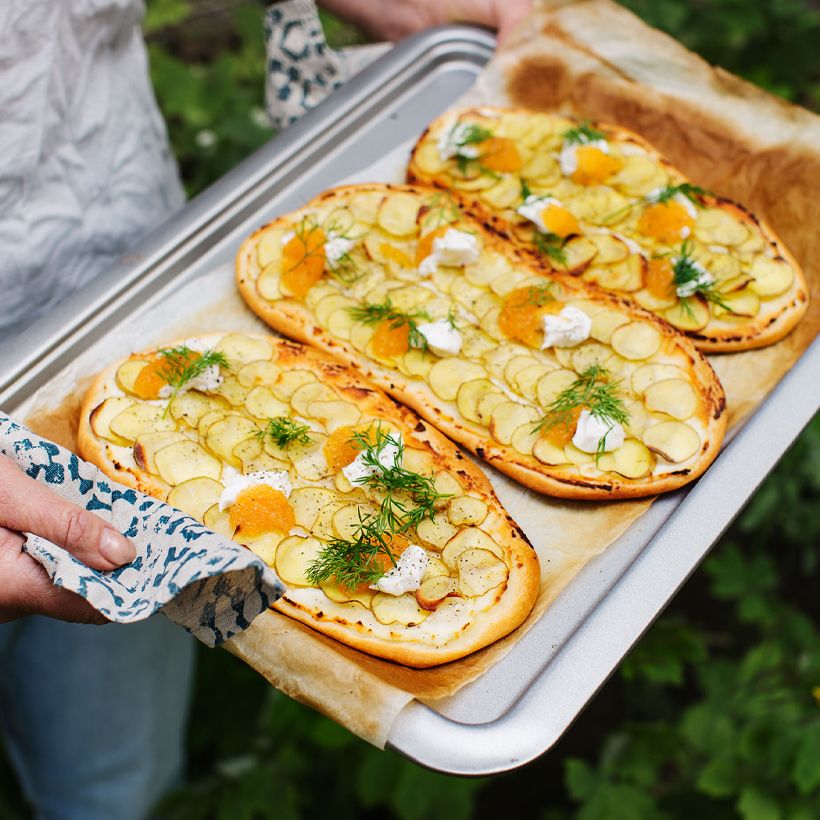 Potatispizzor på en plåt.