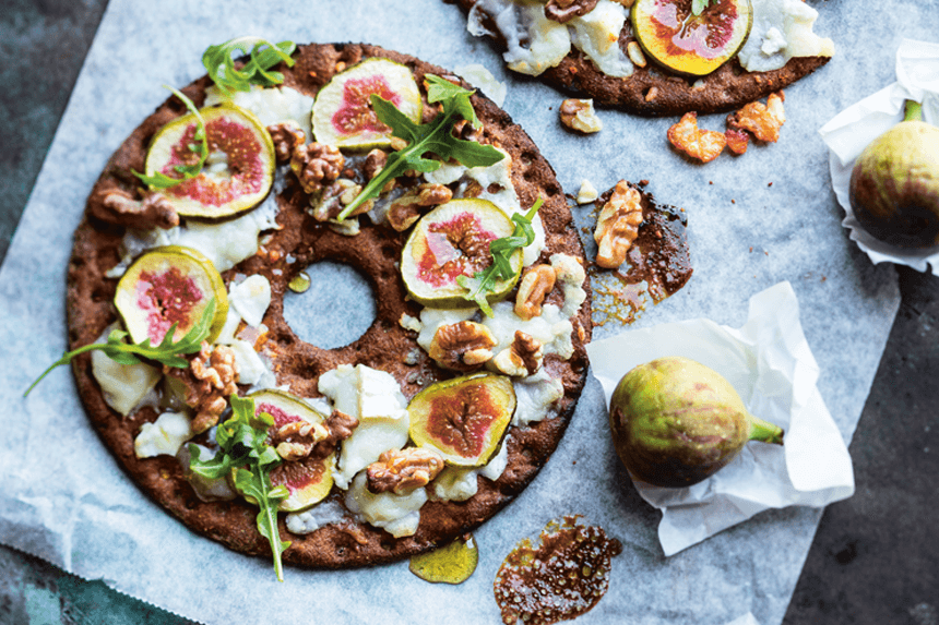 Nyttig pizza gjord på knäckebröd, med fikon och valnötter bland annat.