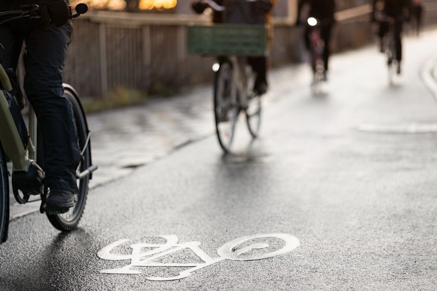 Cyklar rullar på cykelbana