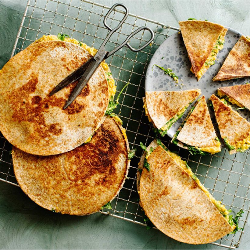 Quesadillas på ett galler.