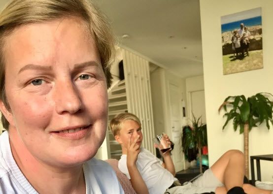 Kvinna med kort blont hår och tonårskille