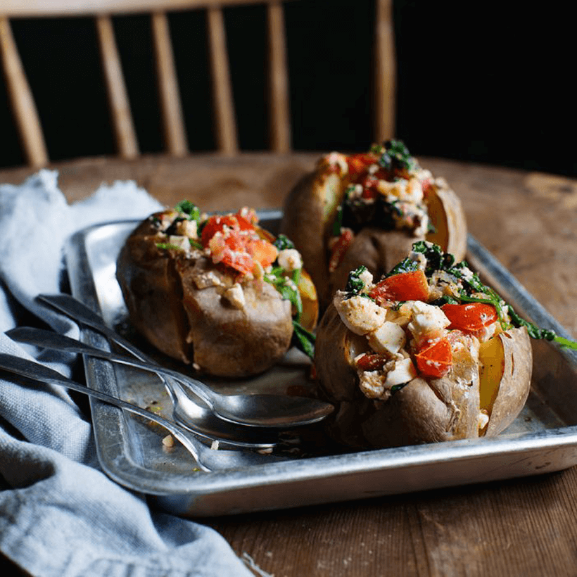 Bakad potatis med lättstekt tomat, spenat och fetaost