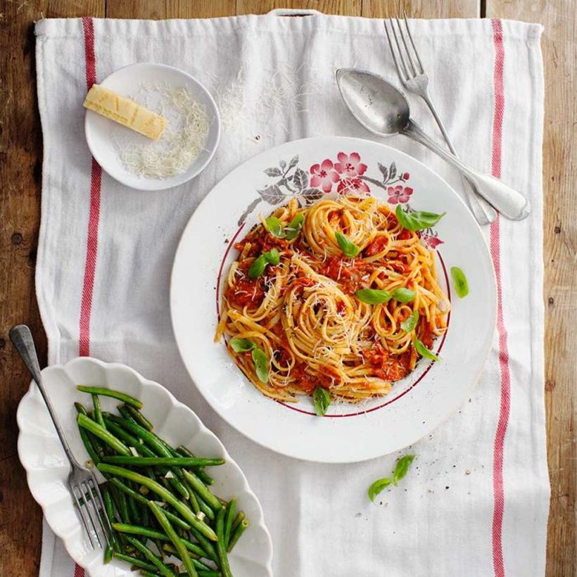 Pasta och tomatsås på en tallrik.
