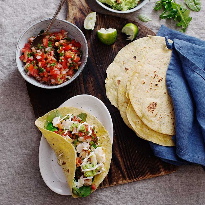 Fisk-tacos på ett fat.