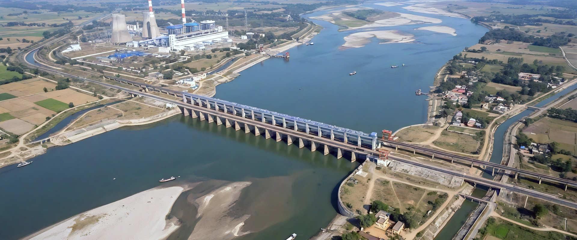 Farakka Barrage on the Ganga in West Bengal, a key focal point of the India-Bangladesh water-sharing dispute. Photo: LiveAboard.com