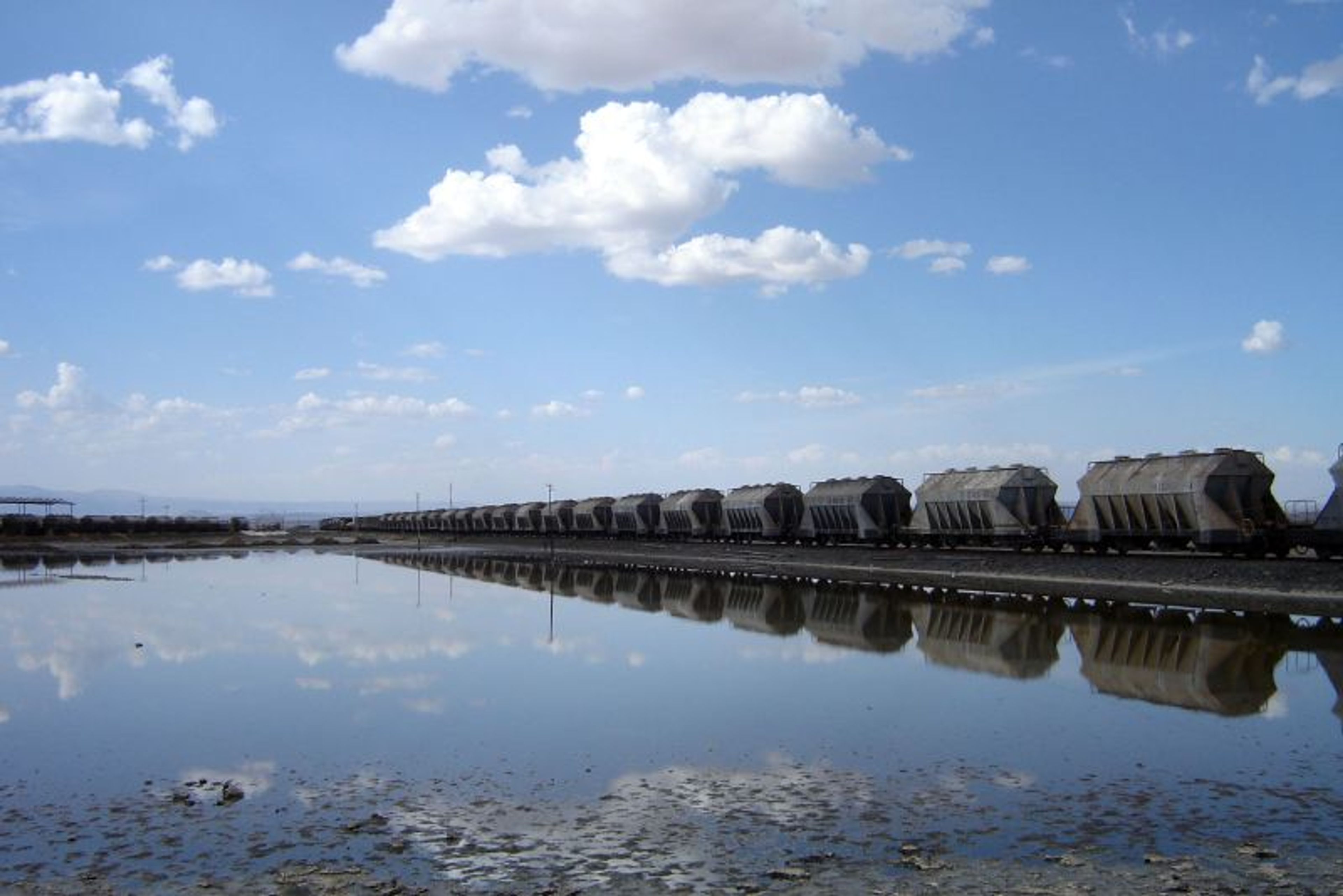 A train transports soda ash from Tata Chemicals Magadi’s processing facility in Magadi, Kenya. Photo: dorgel1/Wikimedia Commons/CC BY-SA 2.0
