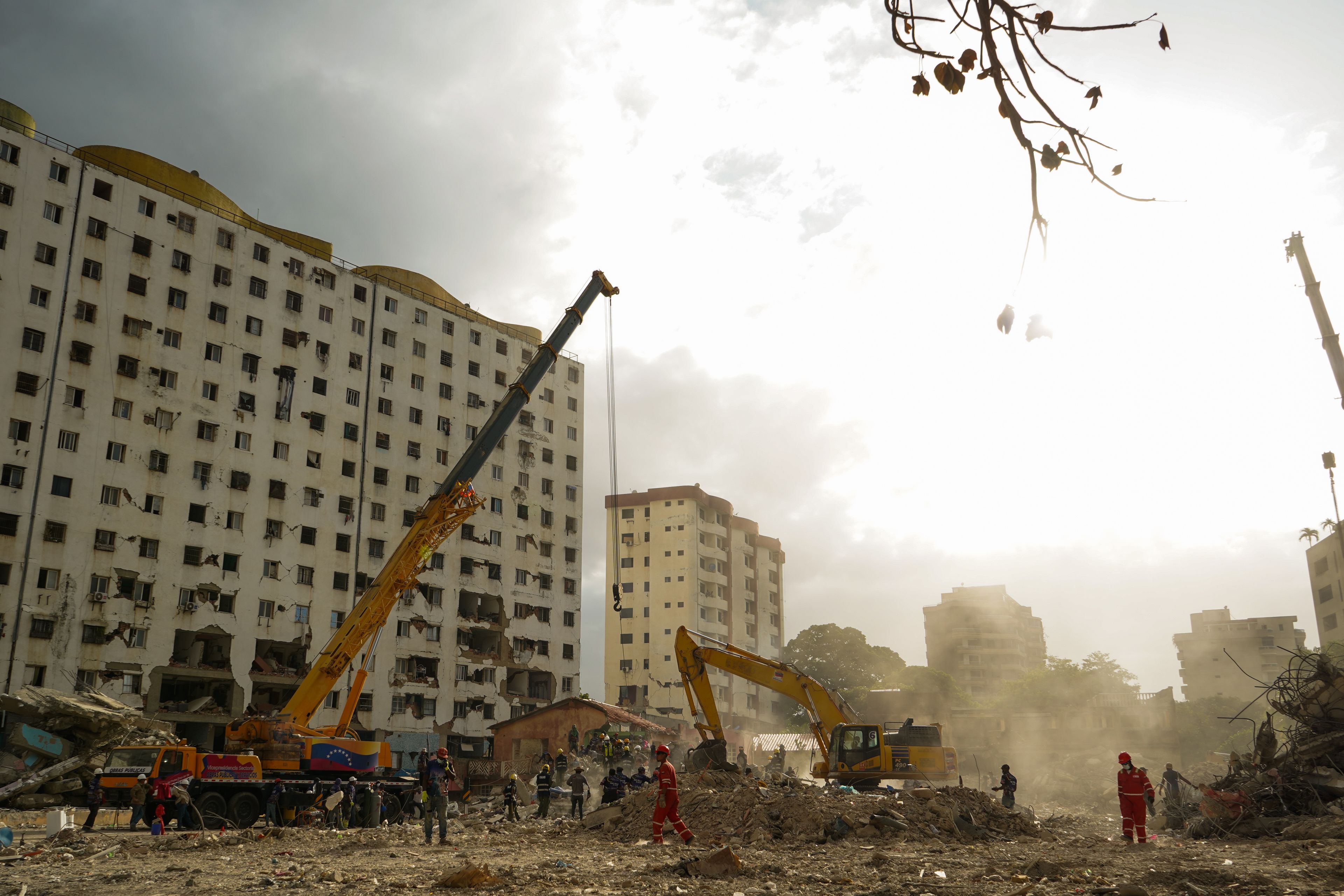 Workers demolish buildings damaged by the earthquake in La Guaira. Photo: María José Dugarte
