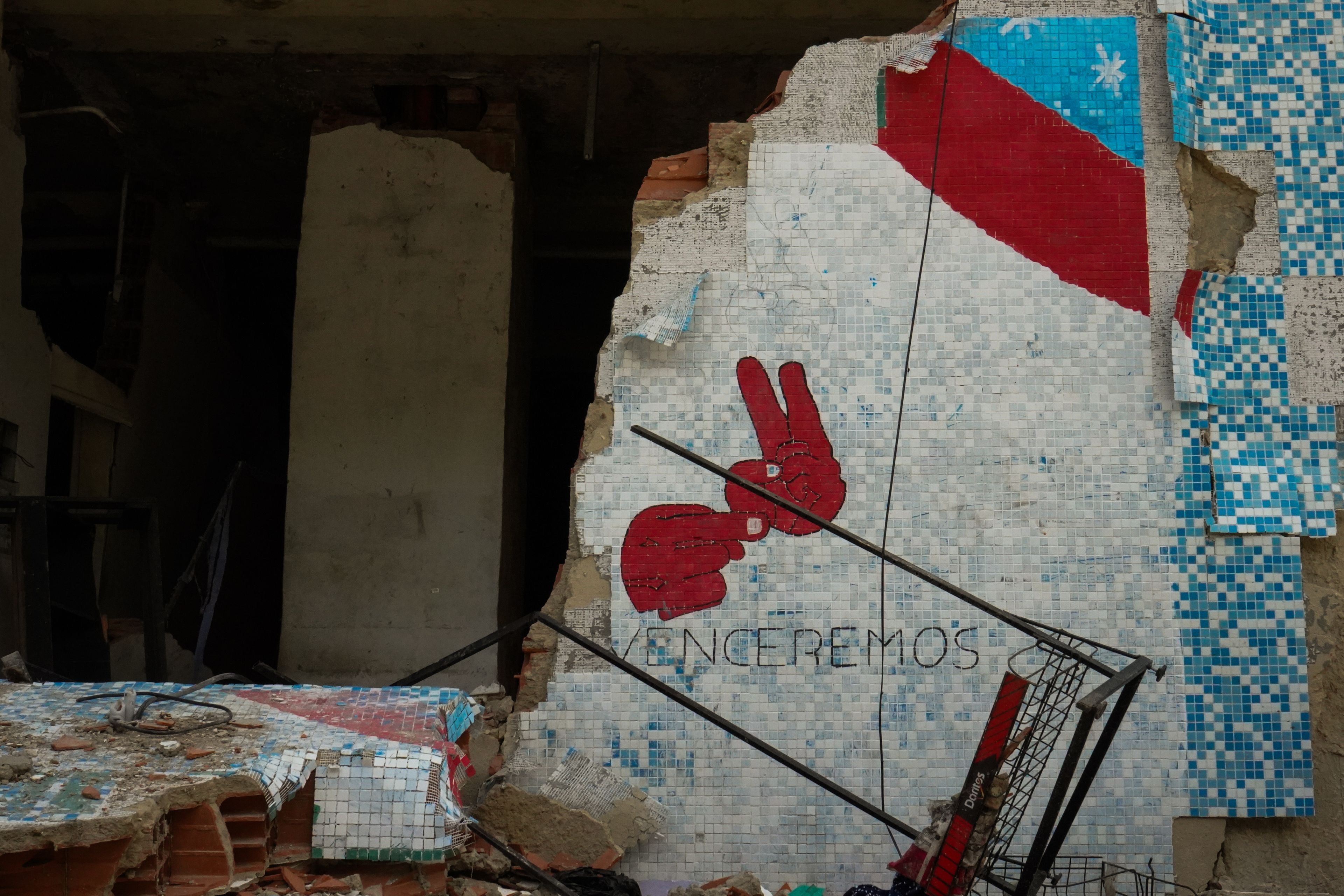 A “We shall overcome” message is painted on the remains of a building damaged by the earthquake in La Guaira. Photo: María José Dugarte