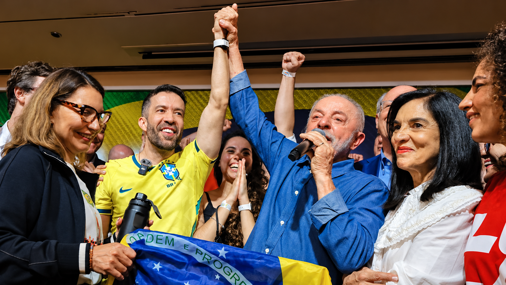 Brazilian President Luiz Inácio Lula da Silva celebrates with political allies and supporters following his election victory. Photo: Agência Brasil.