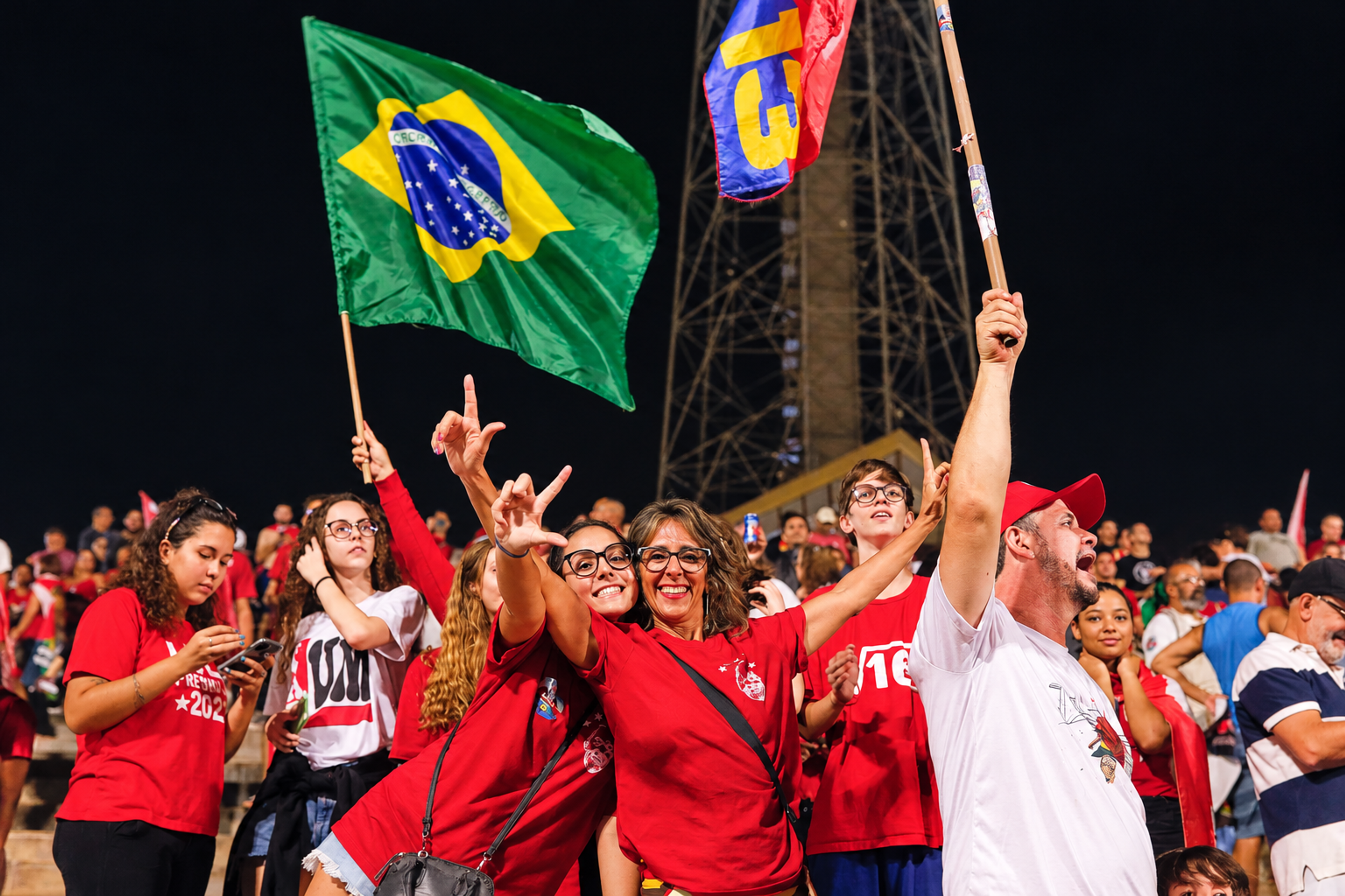 Supporters of Brazilian President Luiz Inácio Lula da Silva celebrate his election victory, waving Brazilian flags and banners. Photo: Agência Brasil.