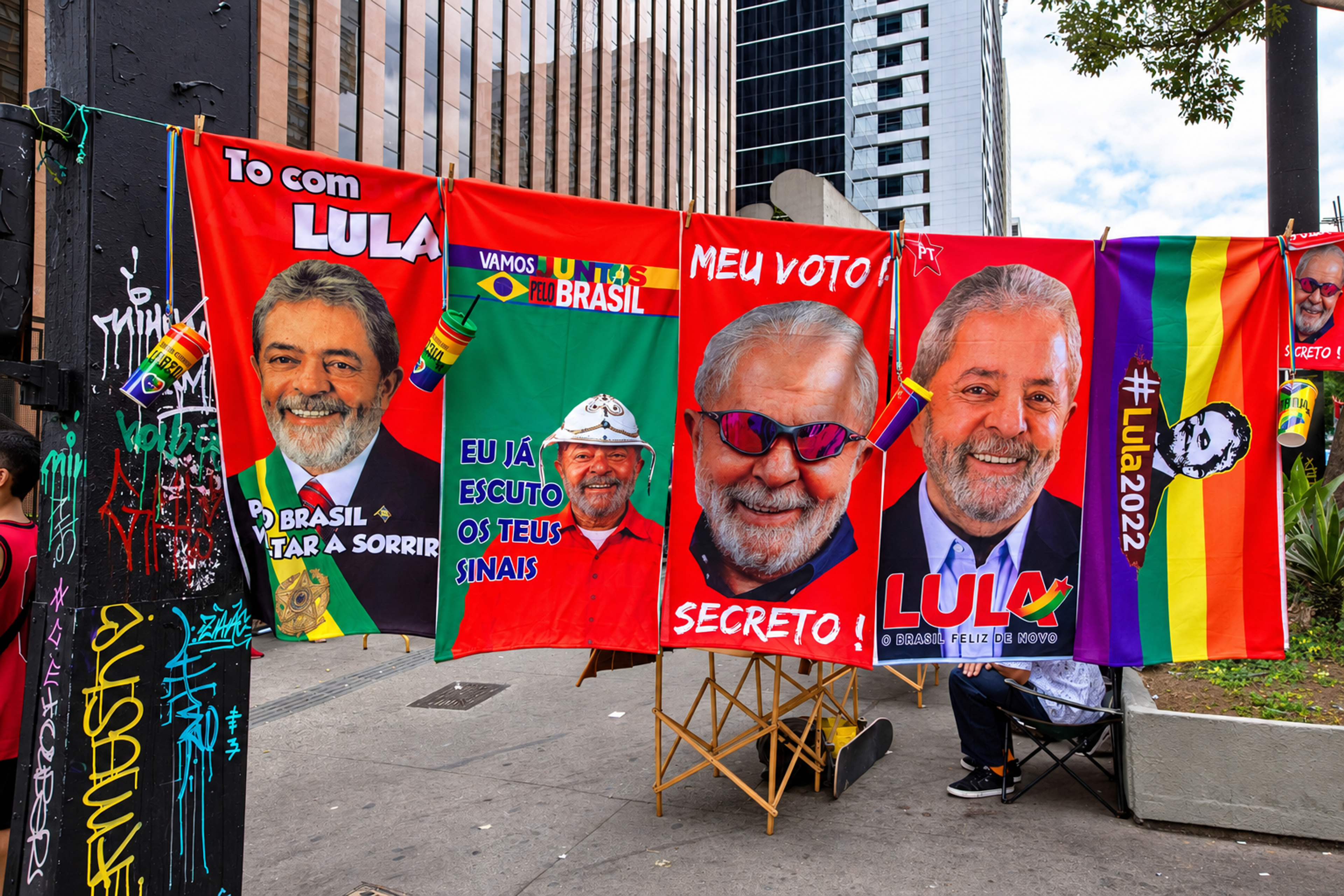 Street vendors sell towels and posters with the image of leftist presidential candidate Luiz Inácio Lula da Silva on Avenida Paulista, Sao Paulo city, Brazil. Photo: casa.da.photo/Shutterstock