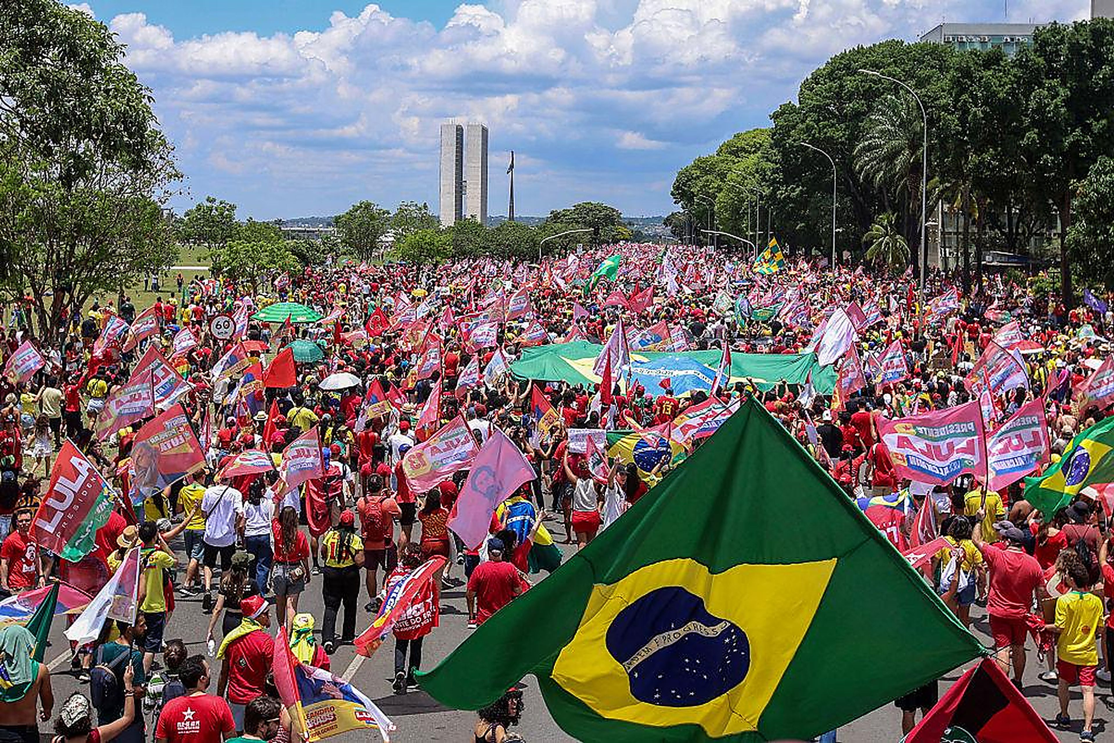 Supporters gather in Brasília for Brazilian President Luiz Inácio Lula da Silva’s re-election campaign ahead of the presidential run-off. Photo: Fabio Rodrigues-Pozzebom/Agência Brasil.