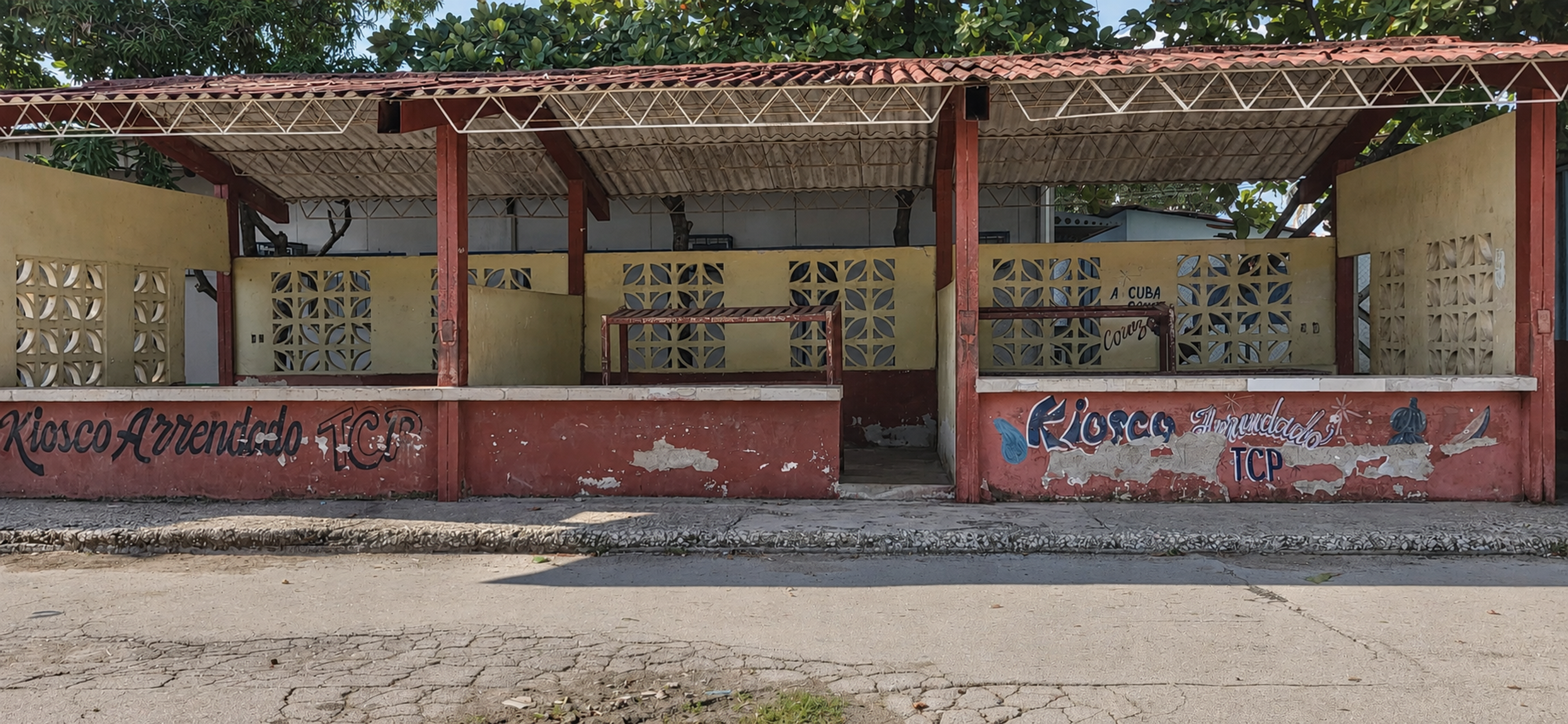 A vacant market kiosk in Cuba bears the sign “Kiosco Arrendado” (rented kiosk), reflecting the challenges facing small businesses amid the country’s economic crisis. Photo: Anderlay Guerra Blanco.