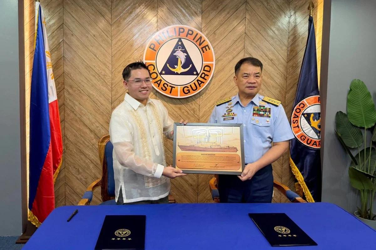 Admiral Ronnie Gil Gavan (right), commandant of the Philippine Coast Guard, receives the deed of donation for the 61-metre vessel from WPS Foundation CEO Jeffrey Ordaniel in Manila on September 21. Photo: WPS