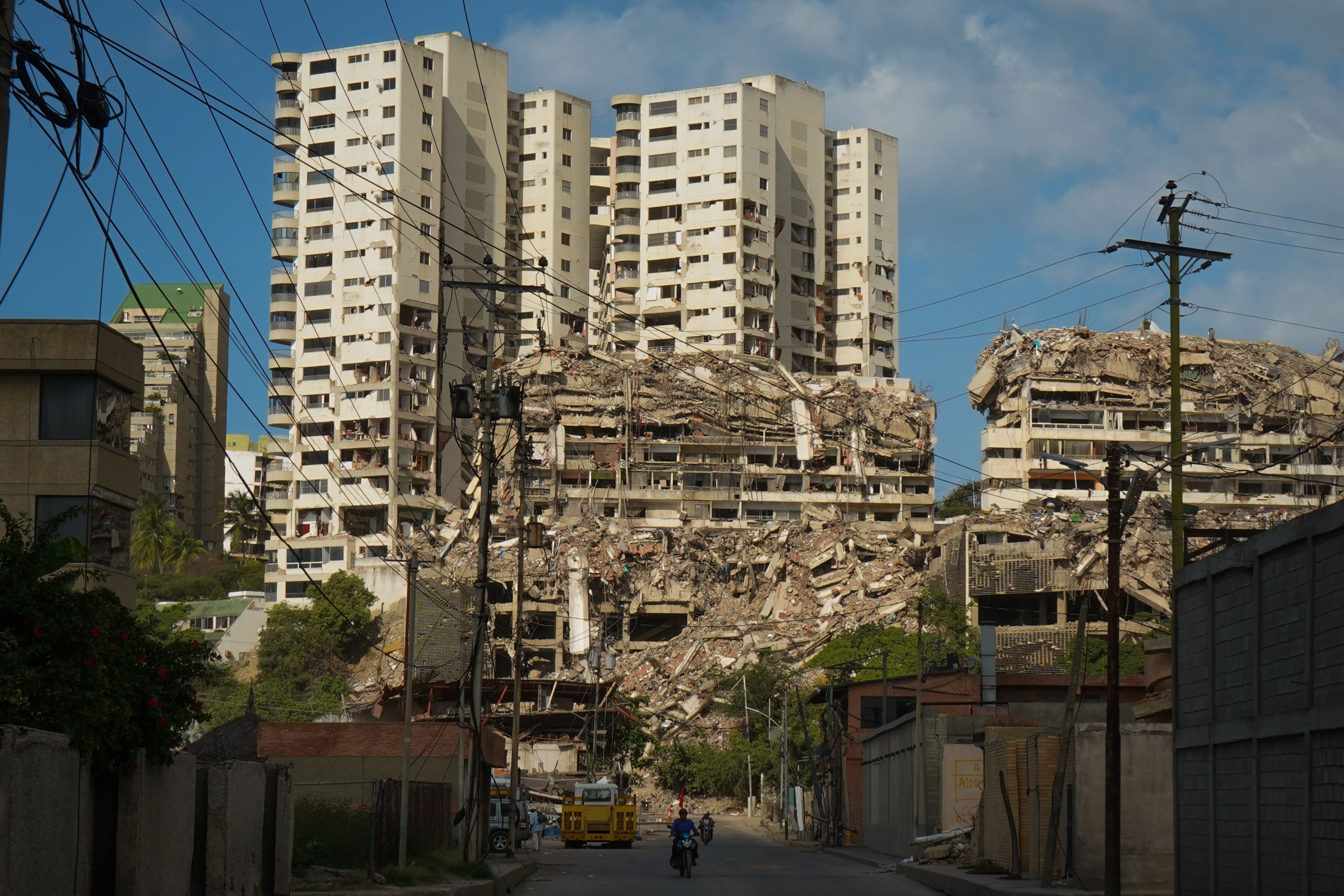Buildings damaged by the earthquake stand amid rubble in La Guaira. Photo: María José Dugarte