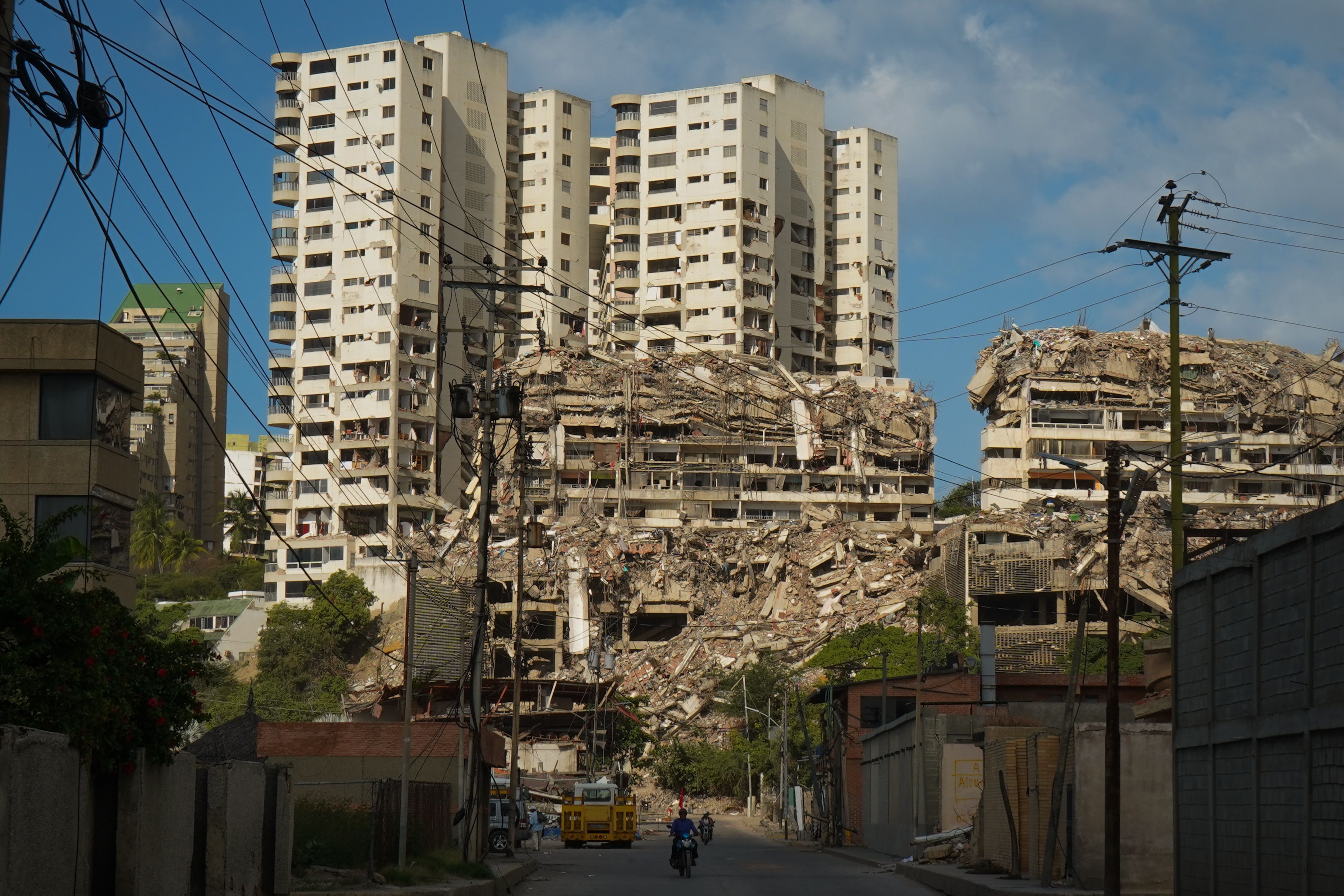 Buildings damaged by the earthquake stand amid rubble in La Guaira. Photo: María José Dugarte