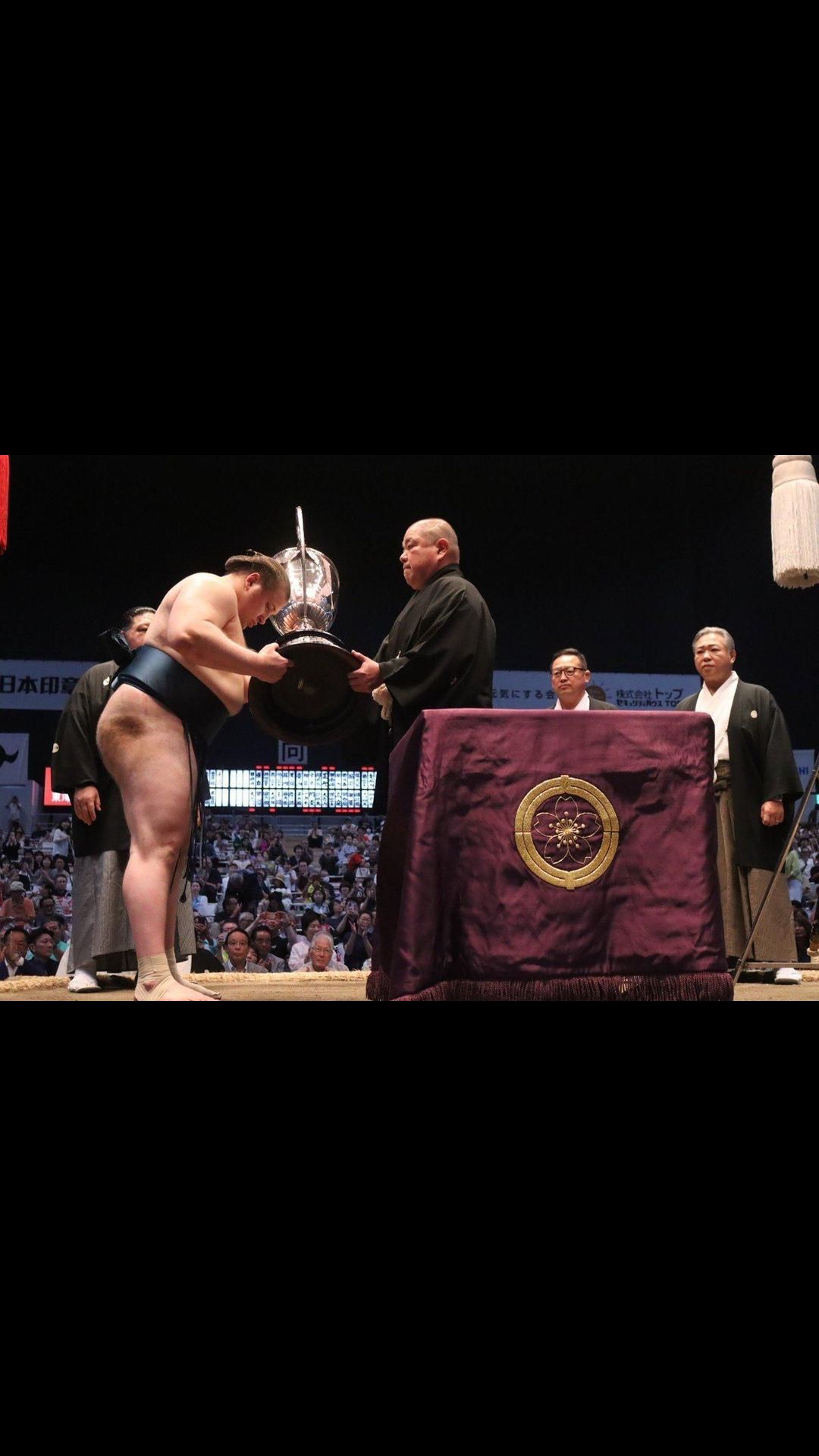 Aonishiki receives the Emperor’s Cup from JSA chairman Hakkaku after winning the New Year Grand Sumo Tournament at Ryogoku Kokugikan in Tokyo on January 25, 2026. Photo: X / Japan Sumo Association.