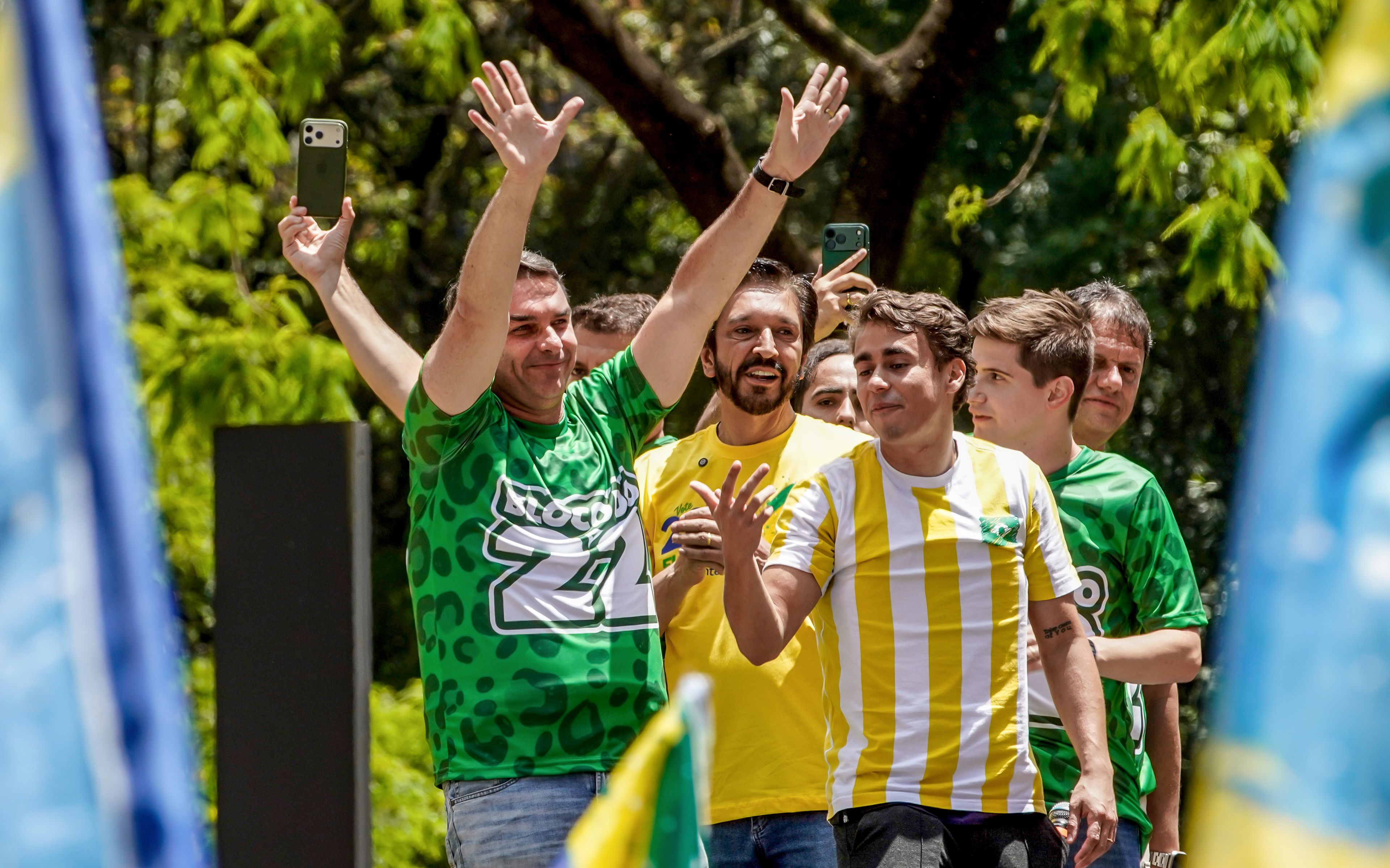 Flávio Bolsonaro (left) joins political allies at a rally backing his presidential bid on São Paulo’s Avenida Paulista, October 18, 2026. Photo: Rafa Neddermeyer/Agência Brasil.