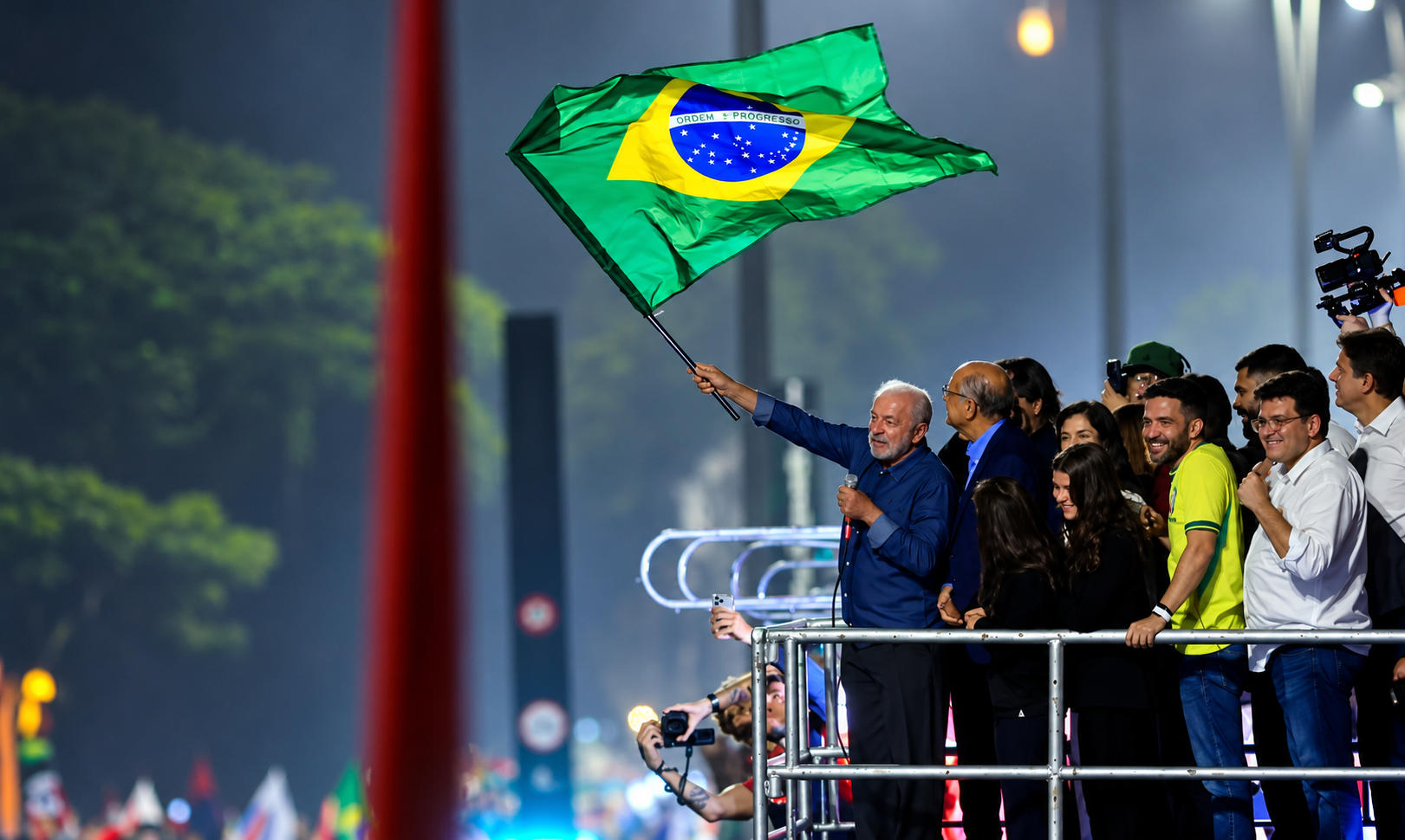Brazilian President Luiz Inácio Lula da Silva waves the national flag alongside supporters during an election celebration. Photo: Agência Brasil