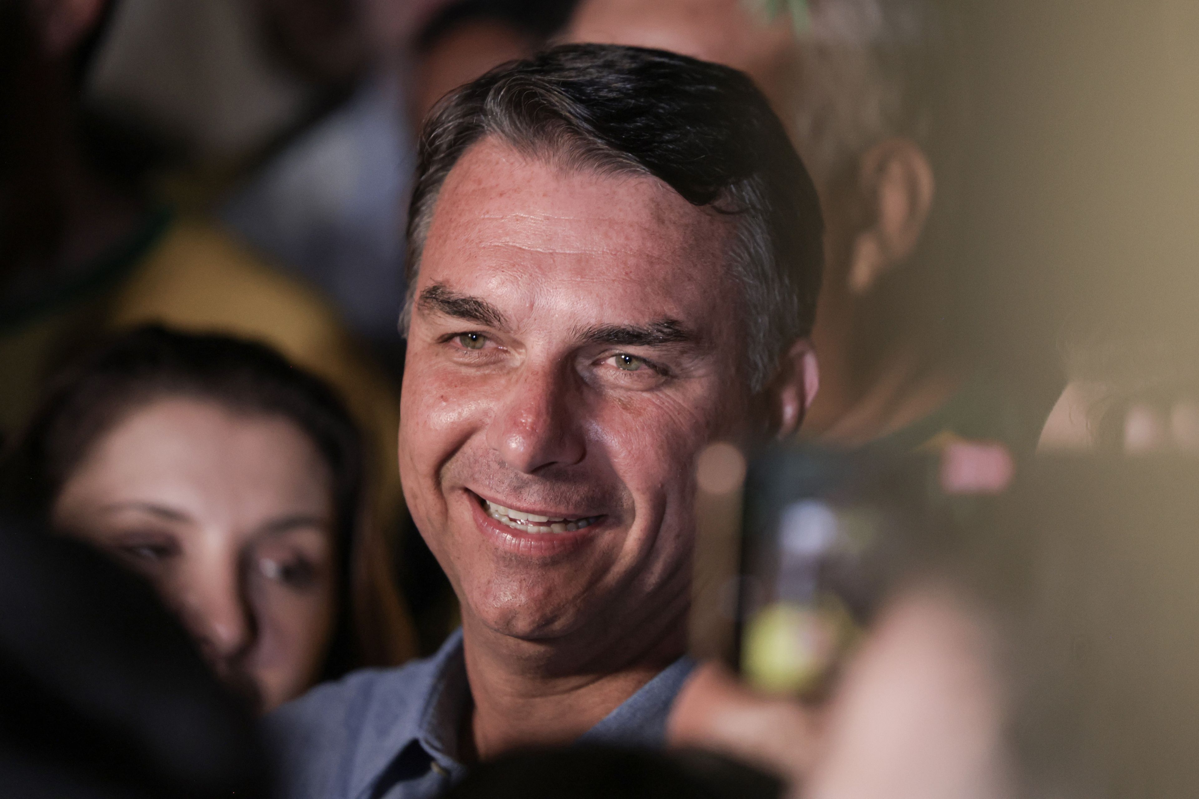 Flávio Bolsonaro (PL) speaks to journalists after his victory over his opponent, Luiz Inácio Lula da Silva (PT), in the first round of the 2026 elections. Photo: Joédson Alves/Agência Brasil