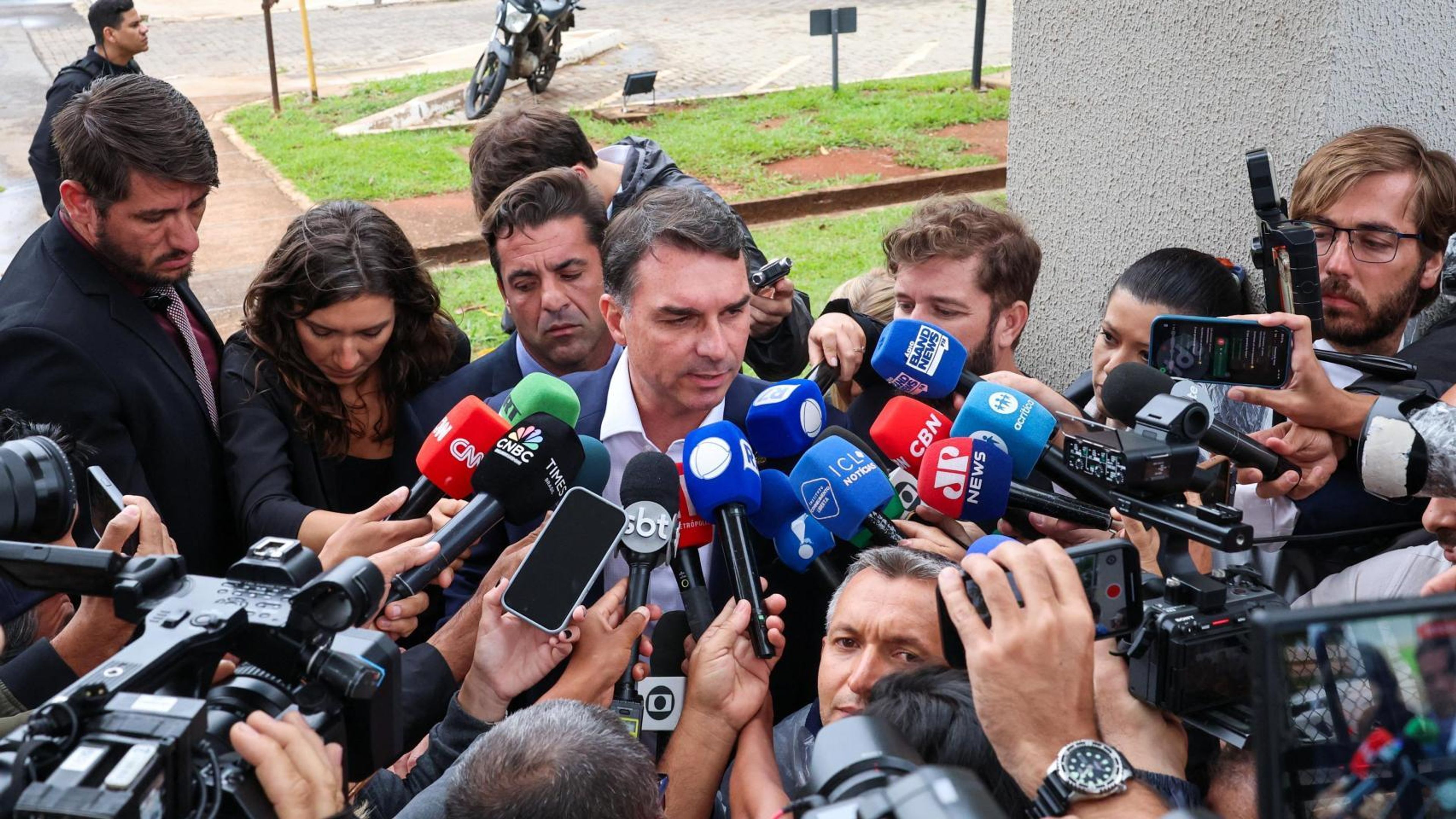 Brazilian presidential candidate Flávio Bolsonaro speaks to journalists after securing the lead in the first round of the presidential election in Brasília, Brazil, October 4, 2026. Photo: Joédson Alves/Agência Brasil.