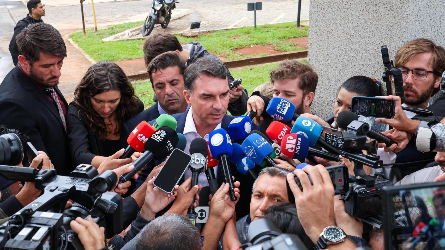 Brazilian presidential candidate Flávio Bolsonaro speaks to journalists after securing the lead in the first round of the presidential election in Brasília, Brazil, October 4, 2026. Photo: Joédson Alves/Agência Brasil.