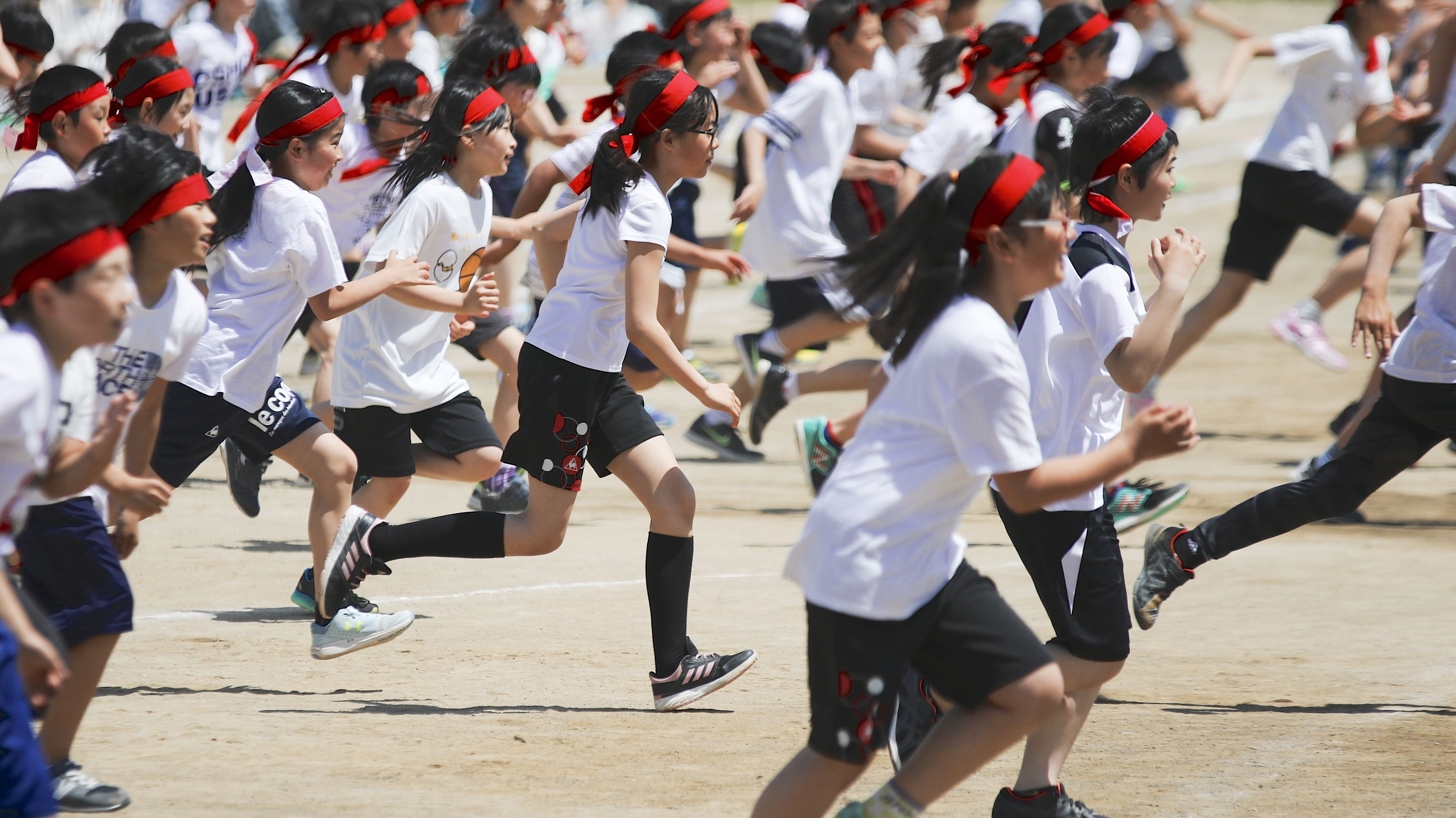 Japanese elementary schoolchildren take part in an athletic festival, promoting teamwork, physical activity and social interaction. Photo: MIKI Yoshihito/Flickr (CC BY 2.0)