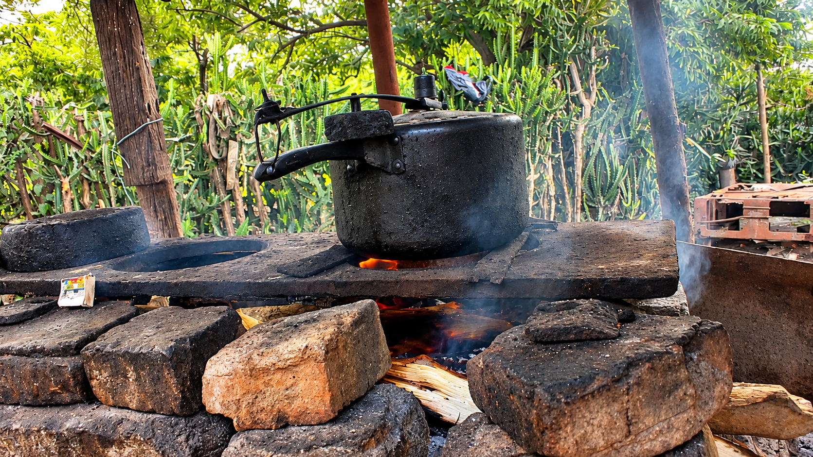A pressure cooker sits over an open fire on a wood-burning stove in rural Cuba. A 2025 food-security survey found that 35 per cent of respondents had used firewood or charcoal for cooking amid power outages and cooking-gas shortages. Photo: Anderlay Guerra Blanco