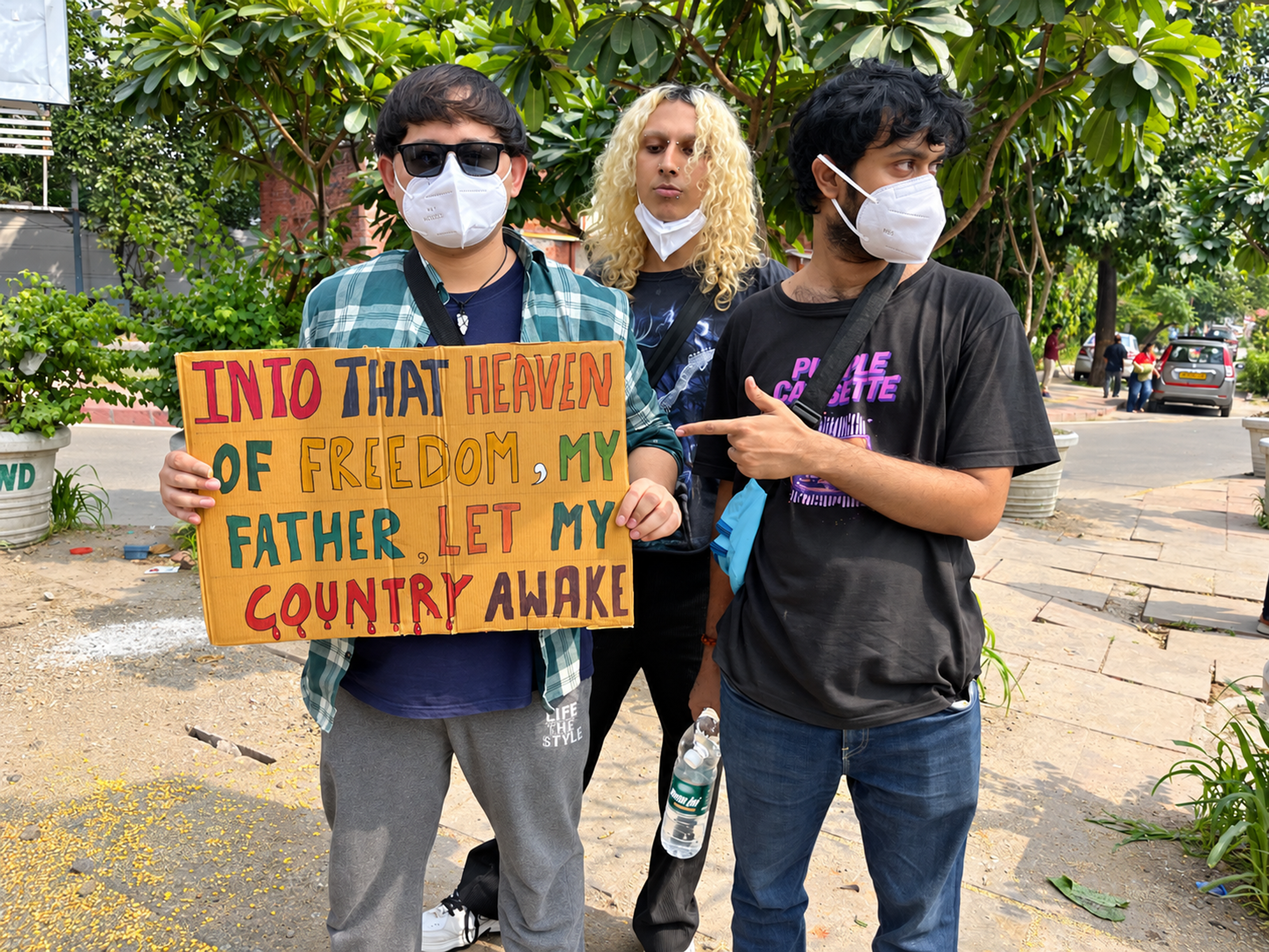 Protesters hold a placard invoking Rabindranath Tagore’s vision of freedom, asserting that the BJP cannot use the Emergency as an excuse to defend its own authoritarianism. Photo: Ajoy Ashirwad Mahaprashasta