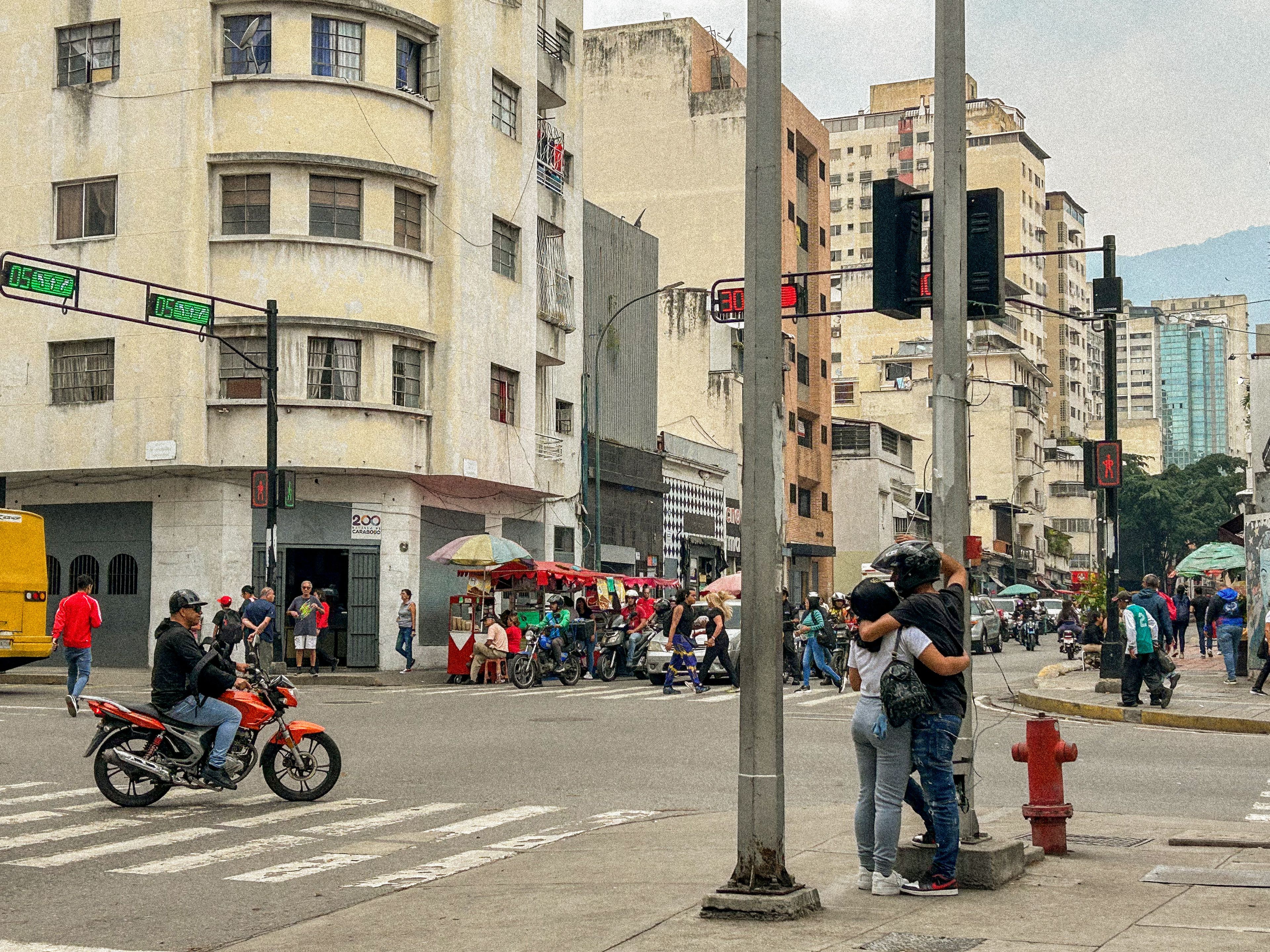 People go about their daily lives at a busy intersection in Caracas. Photo: María José Dugarte.