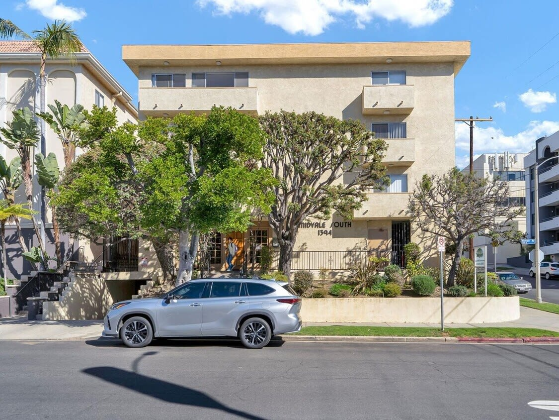 Explore the Best Off-Campus Housing: Top Apartments on Midvale Ave Near UCLA