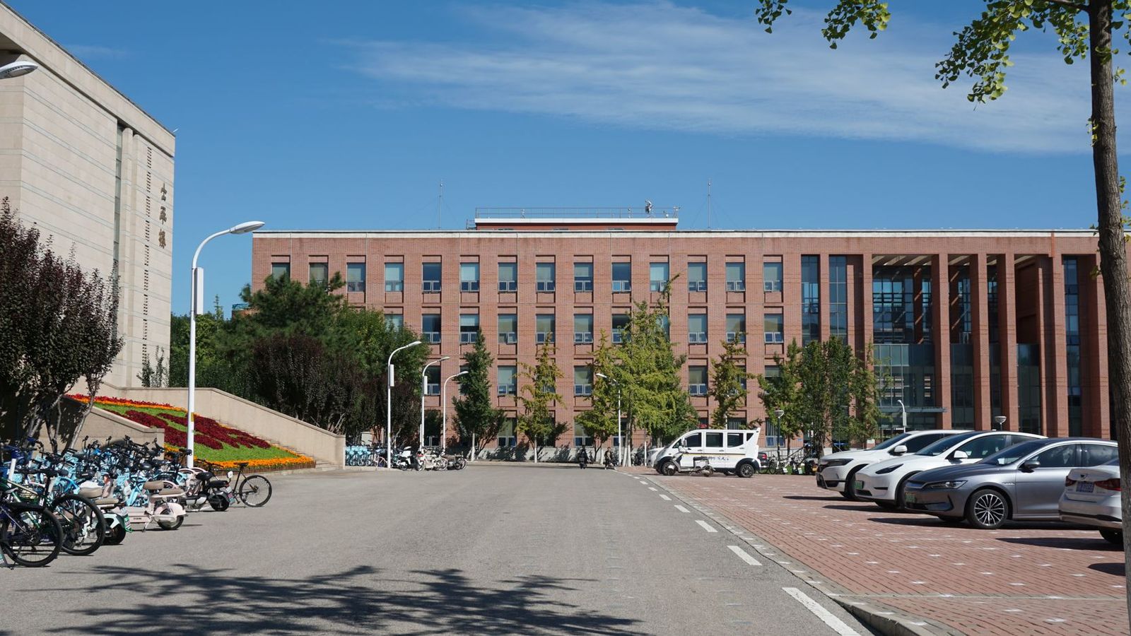 College student arriving near campus for an off-campus apartment tour