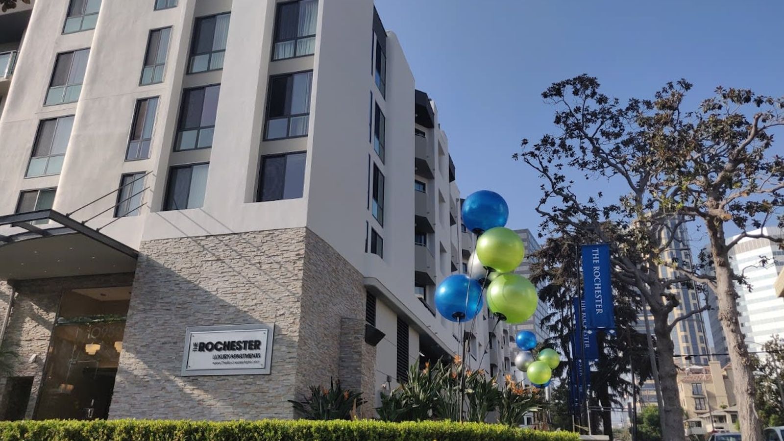 Amenity-rich Westwood apartment building near UCLA with pool and rooftop living
