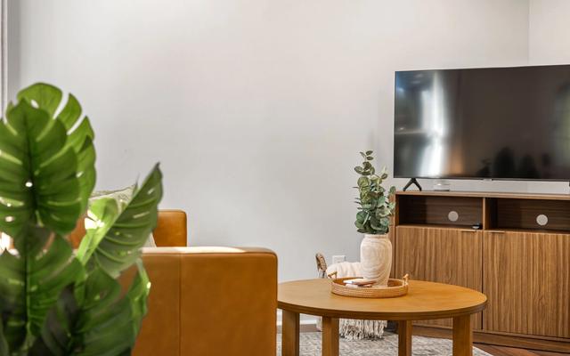 Move-In-Ready Furnished USC Apartments: 5 Options to Compare cover