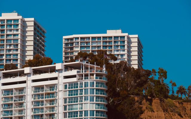 Apartments near Santa Monica College with pools cover