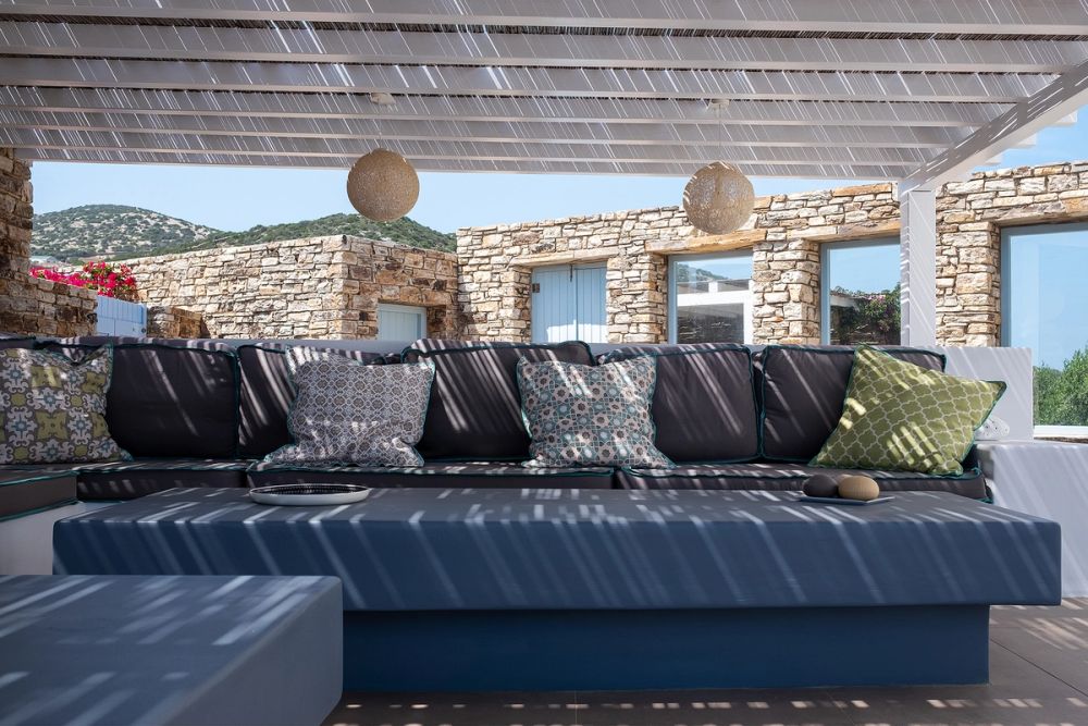 OUTDOOR LIVING ROOM 