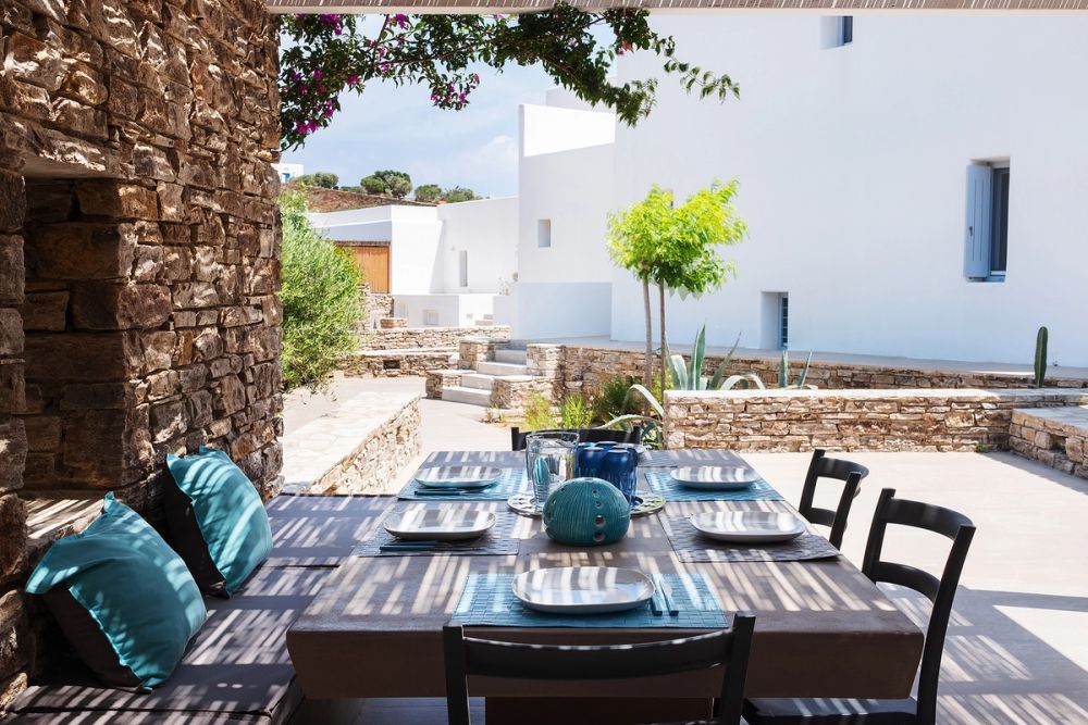 OUTDOOR DINING AREA 