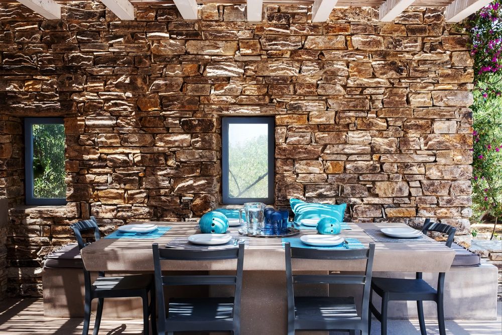 OUTDOOR DINING AREA 