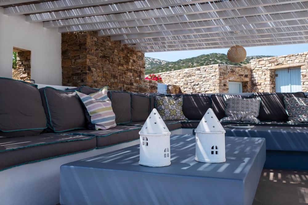 OUTDOOR LIVING ROOM 