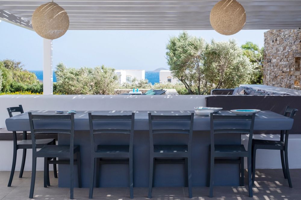 OUTDOOR DINING AREA 