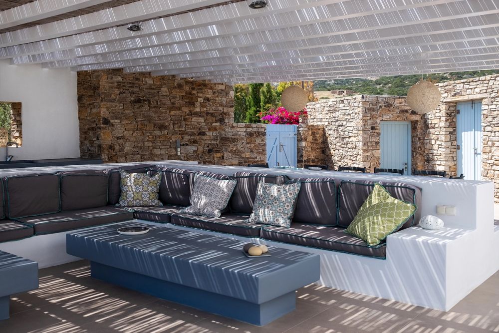OUTDOOR LIVING ROOM 