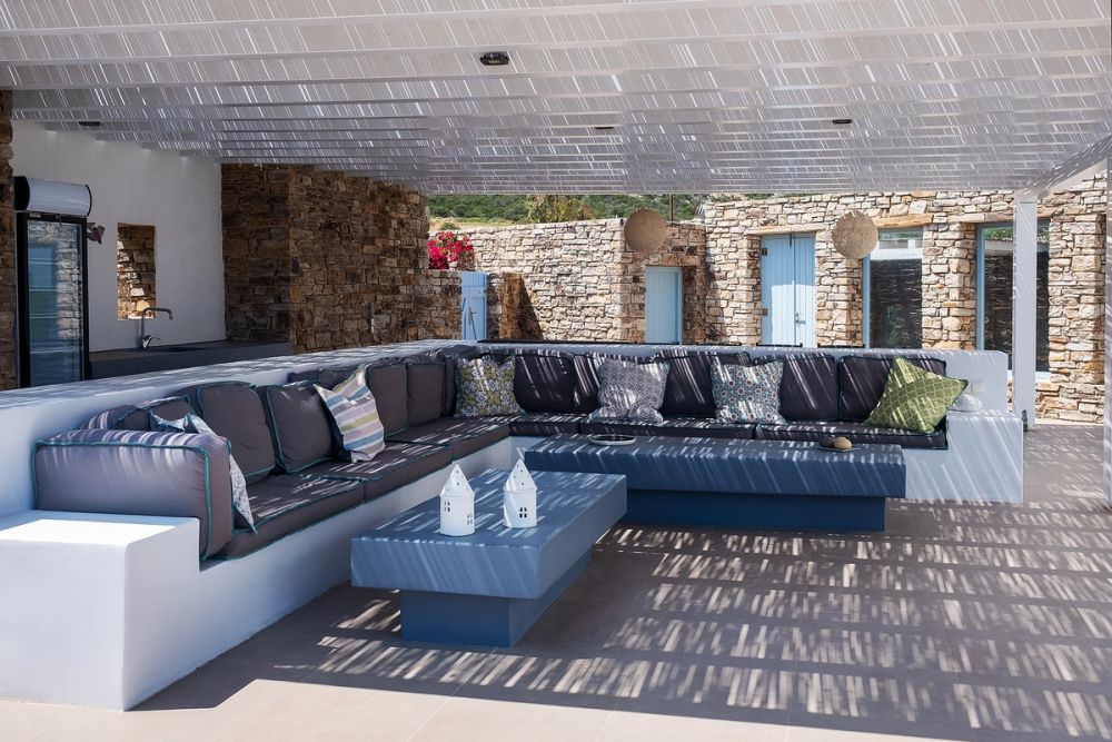 OUTDOOR LIVING ROOM 