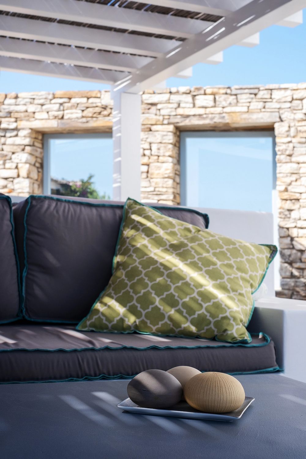 OUTDOOR LIVING ROOM 