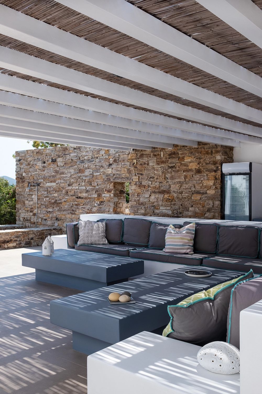 OUTDOOR LIVING ROOM 