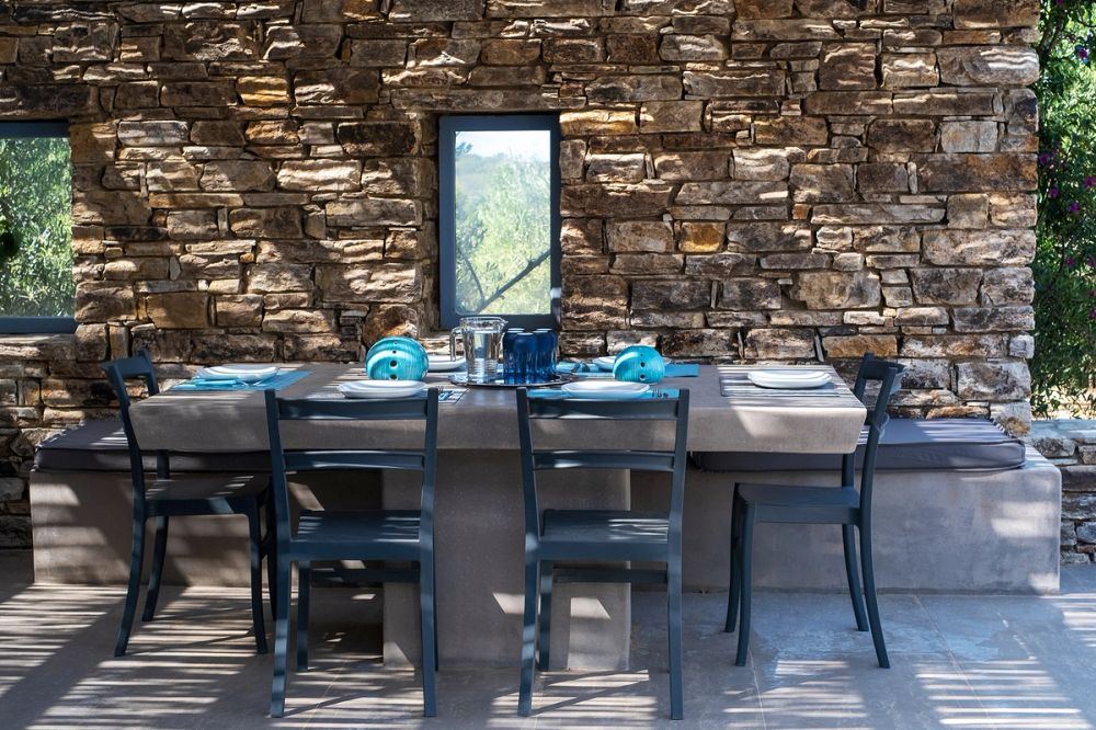 OUTDOOR DINING AREA 