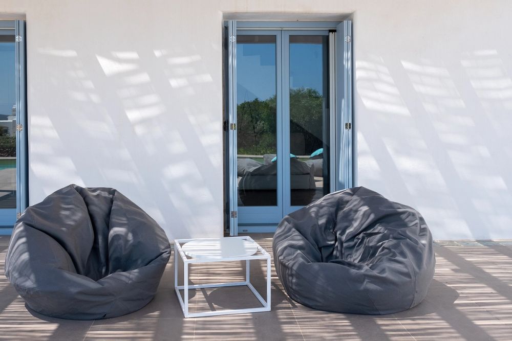 OUTDOOR LIVING ROOM 