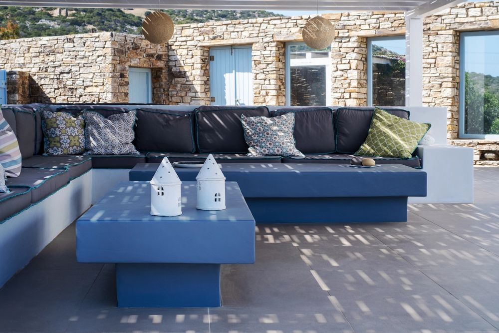 OUTDOOR LIVING ROOM 