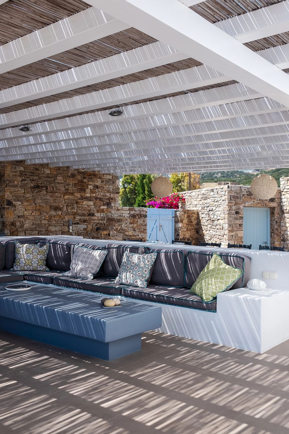 OUTDOOR LIVING ROOM 